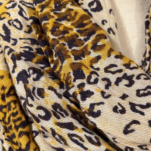 3/$15🎈Animal leopard design print oversized scarf pashmina or shall w/ fringes - Picture 8 of 11